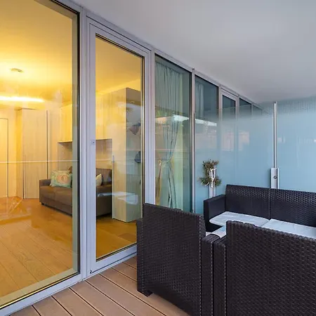 Nautilus - Waterfront Apartment Genoa